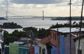 Ciudad Bolívar, na beira do rio Orinoco,  Venezuela. Ao fundo, a grande ponte que atravessa o rio